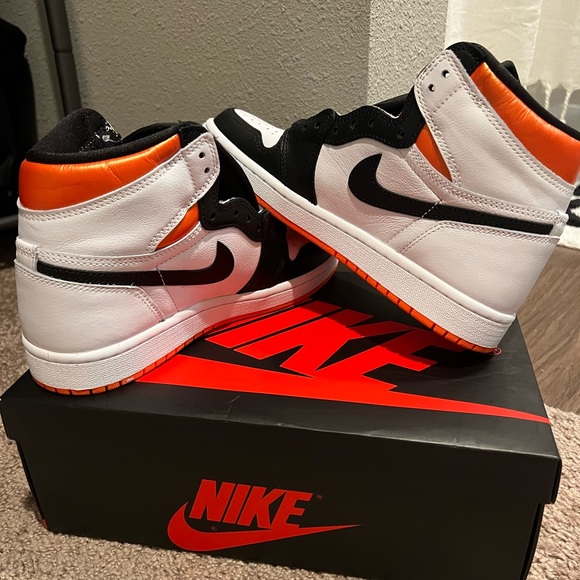 Jordan 1 Retro High Electro Orange - Picture 3 of 3